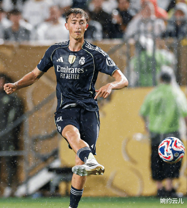 九游游戏中心-JackeyLove在皇家马德里比赛中刷新纪录，败北引发热议！全场沸腾不已(jackeylove的故事)